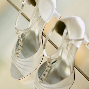 David’s Bridal Crystal TStrap Bride Sandals Sz 9.5